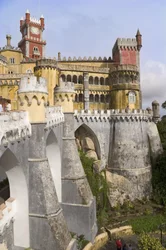 Vista del palacio y muros exteriores
