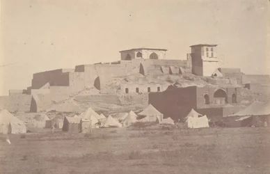 [Una ciudadela persa en los alrededores de Sultaniye], 1840s-60s