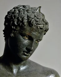 Arte griego: estatua de bronce del 