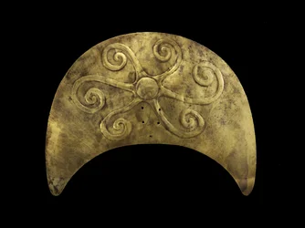 Ornamento de Tocado con Sol, Moche
