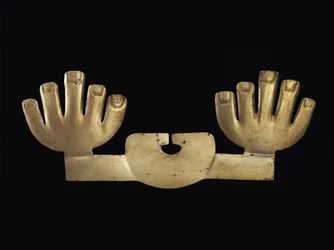 Ornamento nasal con manos, posiblemente Moche