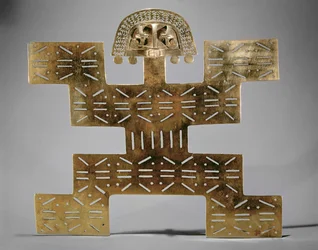 Pectoral de Tumbaga fundido, de Huaca del Dragón, Caldas, Colombia, estilo Tolima