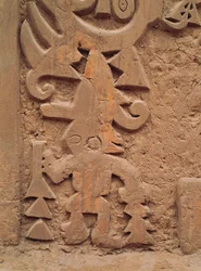 (detalle) de los relieves en el Templo Huaca el Dragón