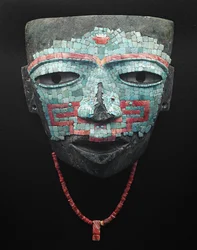 Máscara funeraria cubierta por mosaico de turquesa y concha roja