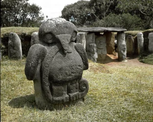 Escultura megalítica de un pájaro sosteniendo una serpiente