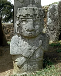 Escultura megalítica de un guerrero