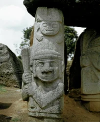 Escultura megalítica de un guerrero