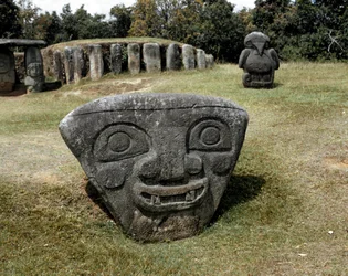 Escultura megalítica de cabeza triangular