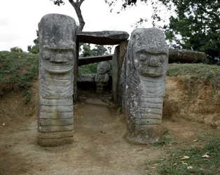 Escultura megalítica de cariátides zoomorfas