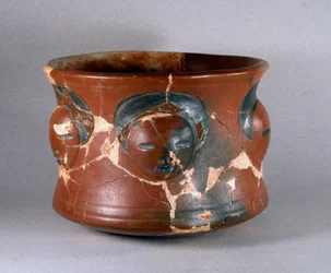 Arte precolombino, cultura Kotosh: recipiente de terracota con rostros humanos. 1000 a.C.-800 d.C. Lima, Museo Nacional de Antropología y Arqueología, Perú