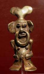 Arte precolombino, civilización Quimbaya: estatuilla antropomorfa de oro representando a un hombre con un anillo en la nariz