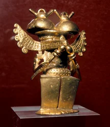 Estatuilla antropomorfa en oro (arte precolombino, civilización Quimbaya, 400-1400 d.C., Madrid, Museo de América)