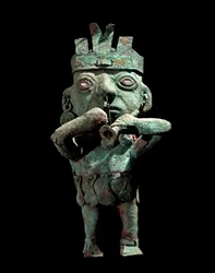 Arte precolombino, cultura Vicús (Perú): estatuilla de bronce que representa a un músico. Hacia 200 d. C. Lima, Museo del Oro, Perú
