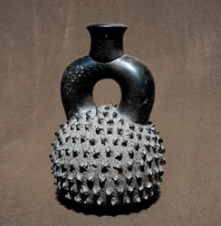 Arte precolombino, civilización Cupisnique: vasija con forma de escarabajo y granada. 300 a. C.-100 d. C. Lima, Museo Nacional de Antropología y Arqueología, Perú