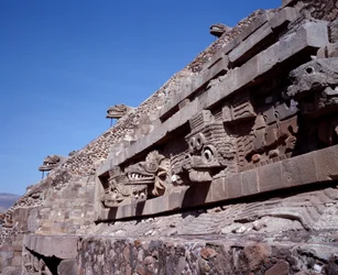 Civilización precolombina: vista del sitio de Teotihuacan (300 a.C.-600 d.C.): el Templo de Quetzalcoatl o Templo de la Serpiente Emplumada. México