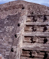 Civilización precolombina: vista del sitio de Teotihuacán: el Templo de Quetzalcóatl o Templo de la Serpiente Emplumada