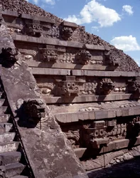 Civilización precolombina: vista del sitio de Teotihuacán (300 a.C.-600 d.C.): el Templo de Quetzalcóatl o Templo de la Serpiente Emplumada. México