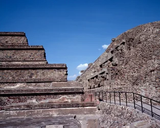 Civilización precolombina: vista del sitio de Teotihuacán (300 a.C.-600 d.C.): el Templo de Quetzalcóatl o Templo de la Serpiente Emplumada. México