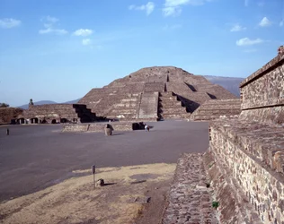 Civilización precolombina: vista del sitio de Teotihuacan (300 a.C.-600 d.C.): el templo (o pirámide) de la Luna. México