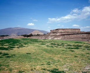 Civilización precolombina: vista del sitio de Teotihuacán (300 a.C.-600 d.C.): el templo (o pirámide) del sol. México