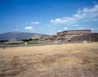 Civilización precolombina: vista del sitio de Teotihuacán (300 a.C.-600 d.C.): el templo (o pirámide) del sol. México