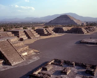 Civilización precolombina: vista del sitio de Teotihuacán (300 a.C.-600 d.C.): el templo (o pirámide) del sol. México