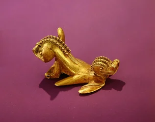 Colgante tairona que representa un animal de dos cabezas, siglos VII-VIII d.C. (oro)