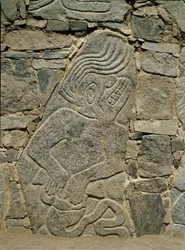Muro con relieve de un guerrero