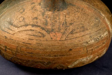 Vaso carenado / cultura Paracas (terracota)