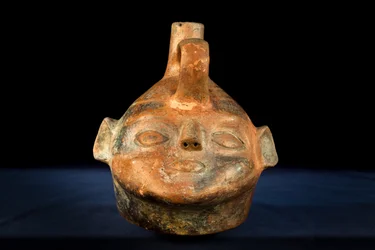 Cefalomorfo de cerámica con decoración en negativo / Cultura Vicus (terracota)