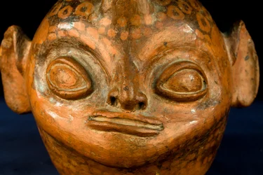 Cefalomorfo de cerámica con decoración en negativo / Cultura Vicus (terracota)