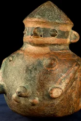 Cerámica con decoración antropomorfa y asa lateral / Arte precolombino (terracota)