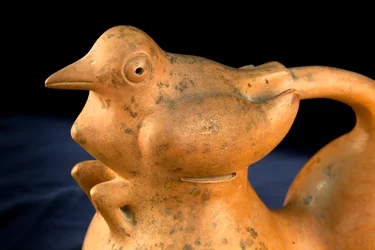 Cerámica con asa de puente y diseño de pájaro / Arte precolombino (terracota)