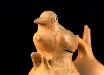 Cerámica con asa de puente y diseño de pájaro / Arte precolombino (terracota)