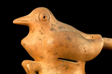 Cerámica con asa de puente y diseño de pájaro / Arte precolombino (terracota)