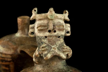Cerámica con doble cuerpo y asa puente / Cultura Vicus (terracota)