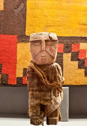 Estatuilla funeraria / Perú, cultura Chancay ( Madera pintada, fibra textil.)