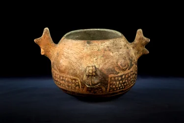 Cerámica globular con decoración zoomorfa / Arte precolombino (terracota)