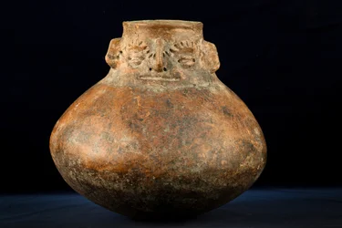 Cerámica globular con cuello cefalomorfo / Arte precolombino (terracota)