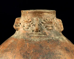 Cerámica globular con cuello cefalomorfo / Arte precolombino (terracota)