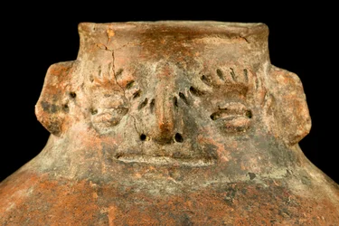 Cerámica globular con cuello cefalomorfo / Arte precolombino (terracota)