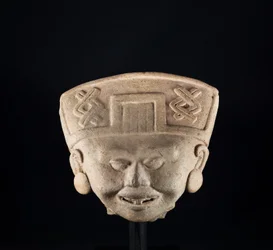 Estatuilla "Sonriente" / México, cultura Totanaque (terracota)