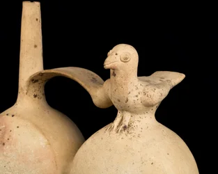 Cerámica blanca con doble cuerpo y asa puente / Cultura Chanc (terracota)
