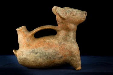 Cerámica zoomorfa con asa puente / Cultura Vicus (terracota)