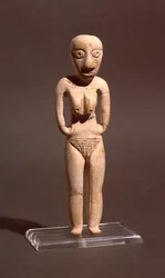Figurilla de una mujer desnuda, del periodo badariense o neolítico temprano, hacia 4000 a. C.