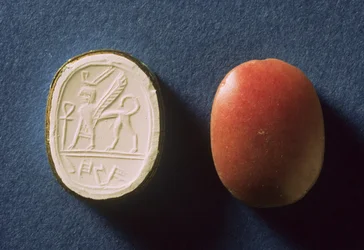 Sello inscrito en escritura hebrea para una dama llamada Hannah y una esfinge con una impresión moderna del diseño, encontrado en Tell ed-duwair (Lachish) Israel