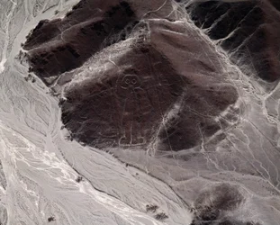 Vista aérea de las Líneas de Nazca representando una figura humana