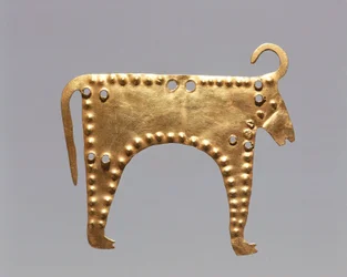Bulgaria, Sofía, Museo Nacional de Historia, lámina de oro con figuras de animales procedente de Varna