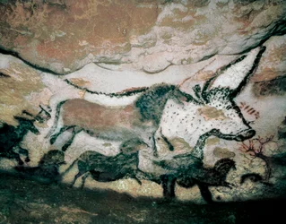 Toro, con Ciervo y Caballo, Paleolítico Superior, de la Cueva de Lascaux, Francia, c.17.000-15.000 a.C. (pintura)