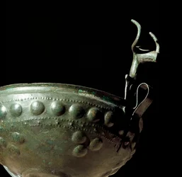Civilización etrusca: copa de bronce procedente de la necrópolis de Tolfa, Lacio. Siglo X a. C. Roma, Museo Nacional Prehistórico y Etnográfico Luigi Pigorini